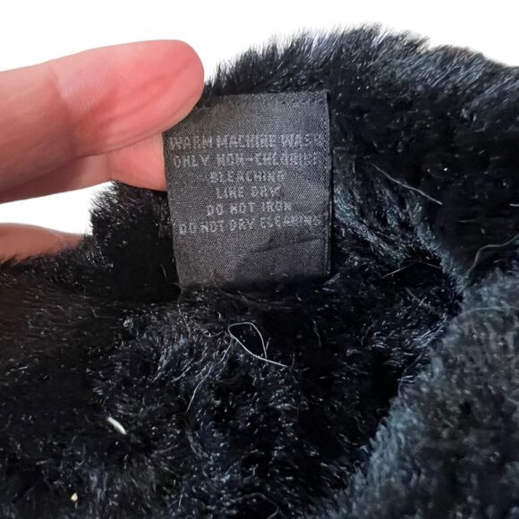 Steve Madden black fuzzy slippers. Size Small - Picture 2 of 8